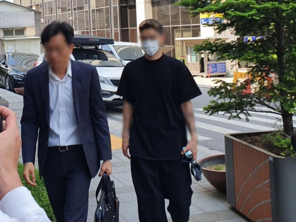 Art Writer Booked on Drug Use Allegations as ‘Yoo Ah-in’s Acquaintance’… Gallery Focuses on Promoting His Works