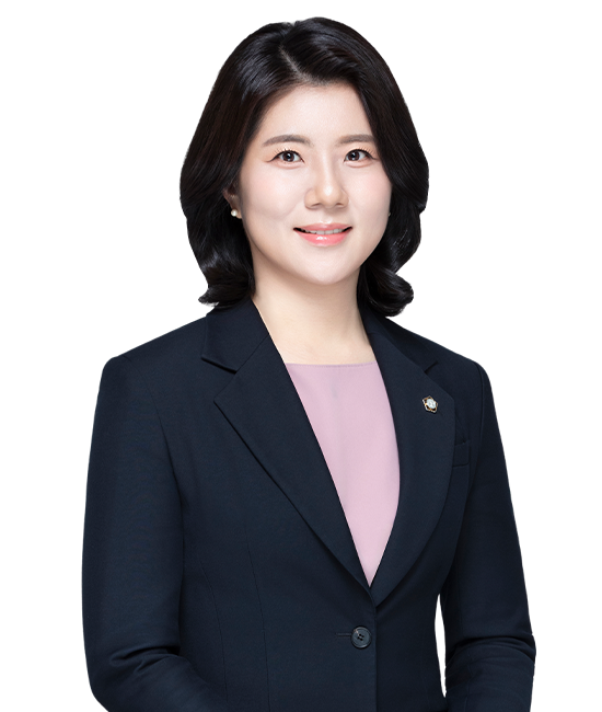 SUJI AHN portrait